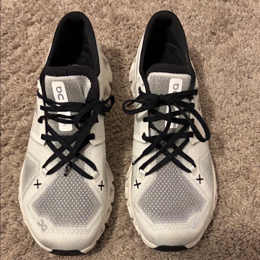 OC On Cloud Womens Size 10.5 White and Black Performance Sneakers